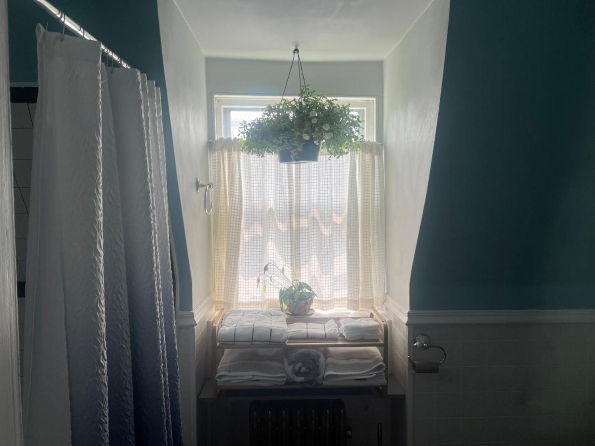 Private Victorian Apartment In Convenient City Location On 5 Acre, Sleeps 5 Poughkeepsie Exterior photo