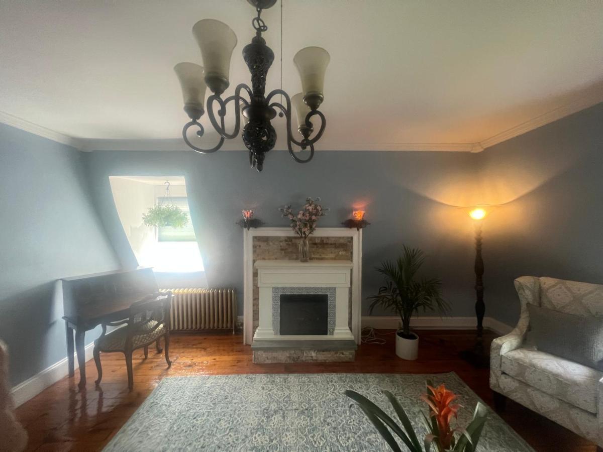 Private Victorian Apartment In Convenient City Location On 5 Acre, Sleeps 5 Poughkeepsie Exterior photo