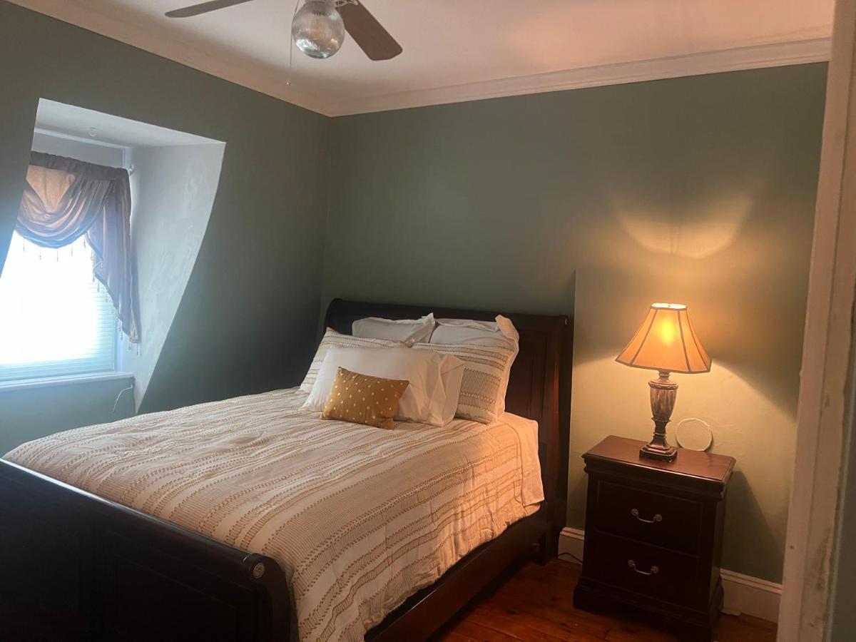 Private Victorian Apartment In Convenient City Location On 5 Acre, Sleeps 5 Poughkeepsie Exterior photo